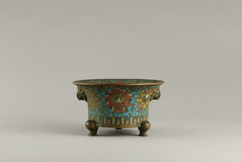 1524106577993663.jpg 铜胎掐丝珐琅缠枝莲纹狮首耳盏式三足炉 明.jpg