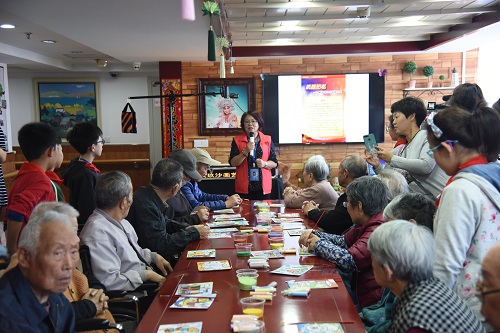 张新平老师在福山老年公寓为老年观众讲解.JPG