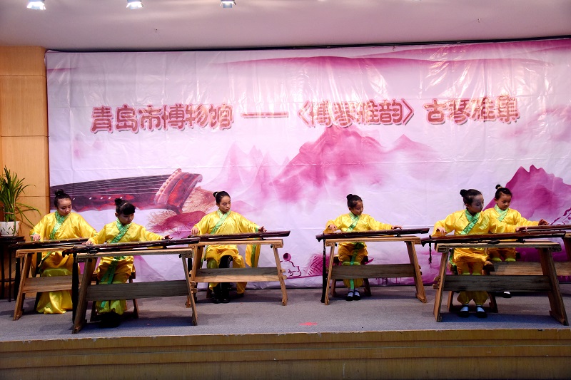 百姓秀青少年抚奏古琴.JPG