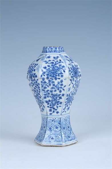 1573197577205887.jpg 明天启青花花卉纹六方瓶.jpg