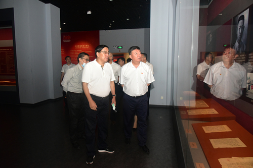 与会领导参观展览1_副本.jpg