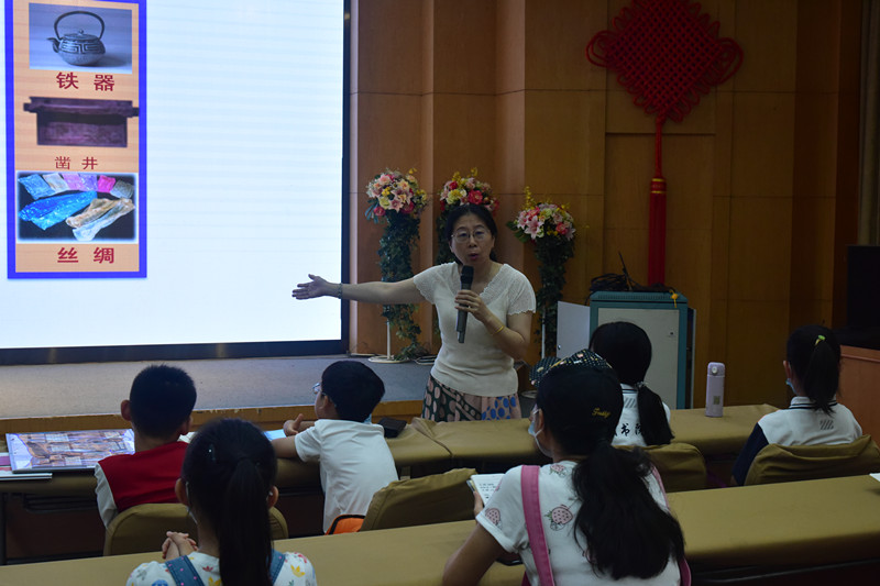 1659512038792537.jpg 1老师为孩子们讲述邮票上的”一带一路“_副本.jpg