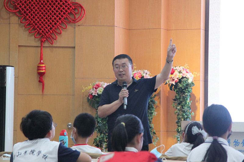 1659512068101239.jpg 3老师为孩子们讲述《古今中外钱币上的历史与文化》_副本.jpg