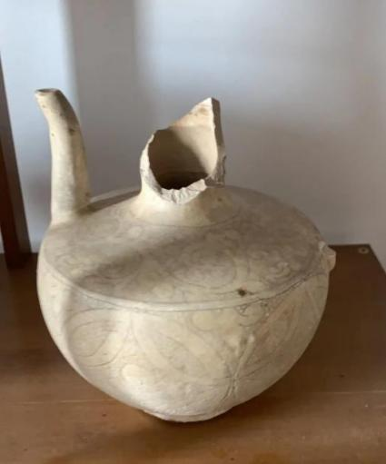 图2 宋登封窑白釉珍珠地划花执壶.png