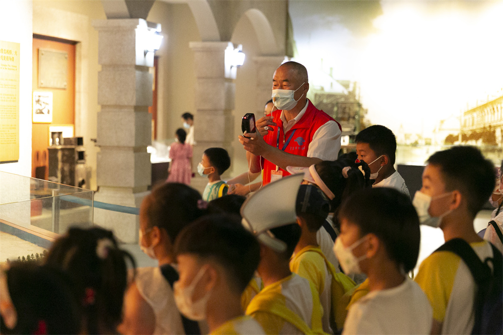 社会志愿者进行馆内专题展览和引进交流临展公益讲解 (12).jpg