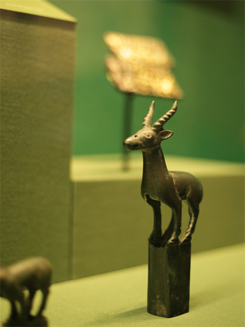 战国 羚羊形青铜饰 内蒙古博物院藏.jpg