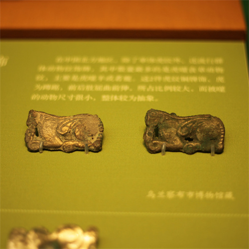 春秋战国 虎纹铜牌饰 乌兰察布市博物馆藏1.jpg