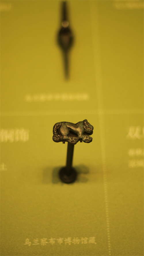 春秋战国 虎纹铜牌饰 乌兰察布市博物馆藏2.jpg